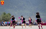 Các cô gái xinh đẹp trong trang phục dân tộc đá bóng ở Quảng Ninh